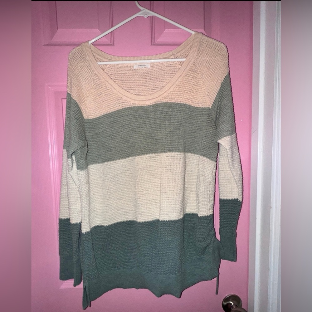 Maurices green/tan sweater 
Fits sizes 16-18
Stretchy